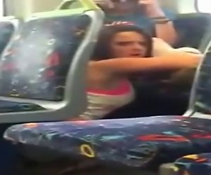 Mädchen kaputt über Telefon-cam Essen Ihre Freundin auf den Zug